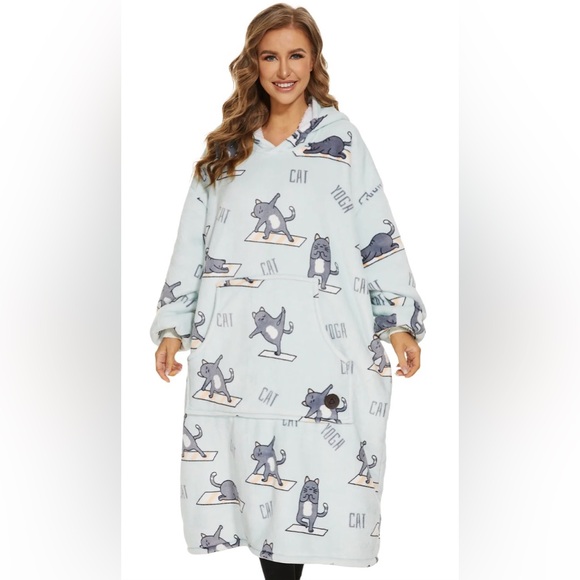 NWOT Three poodle extra long blanket hoodie in cat yoga print - Picture 1 of 8